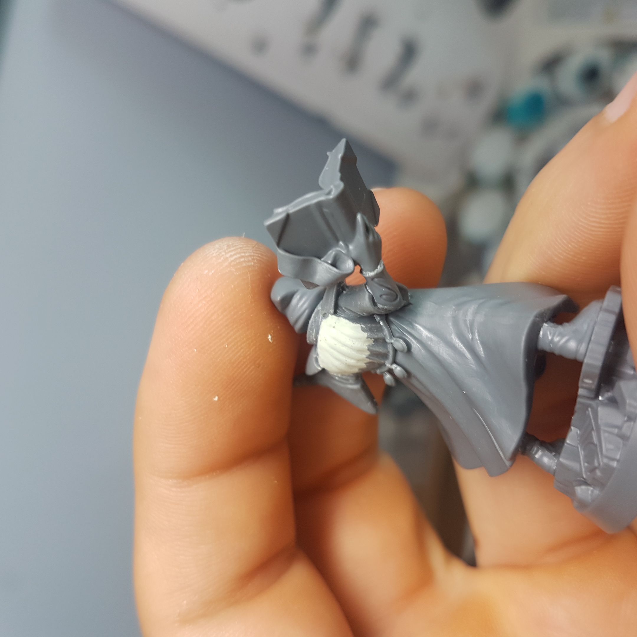 I am not confident with sculpting cloth, I did at least want it to be smooth though, and Milliput (Silver/Grey) sands beautifully.